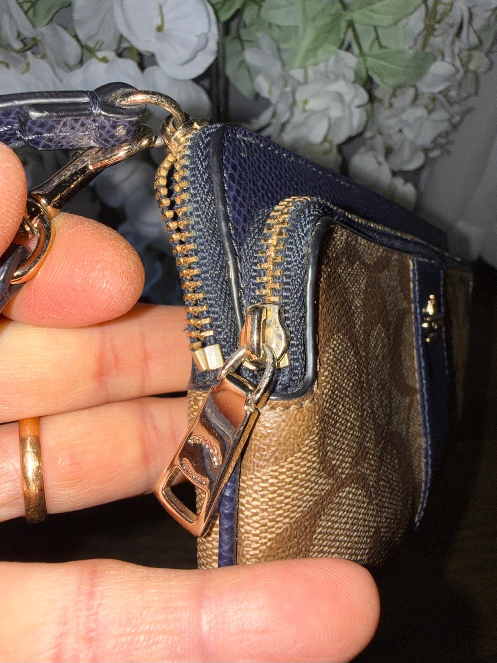 Coach NWOT double zip Tan Signature Canvas Wristlet with Navy Leather Trim - Picture 5 of 11